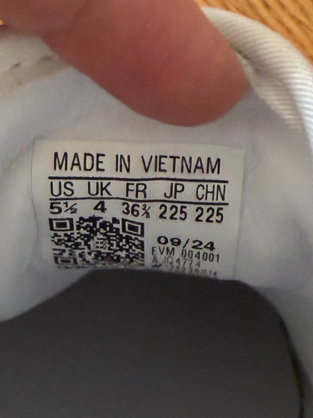 adidas White & Black Athletic Trainers barely used maybe twice.Fits women 36 EUR - Picture 5 of 5